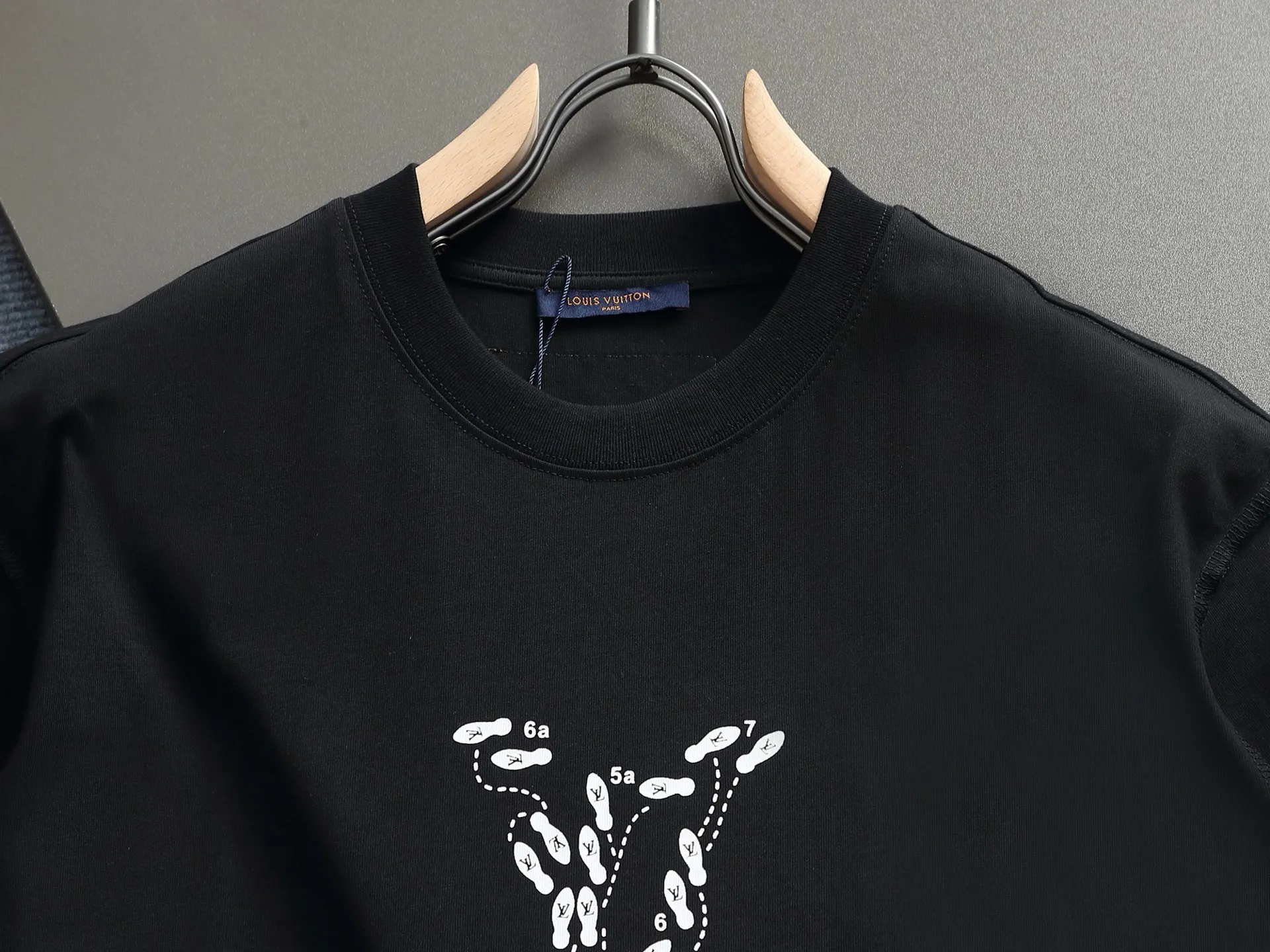 🅿️170 LV 25ss spring and summer printed short T series -1v Yayoi Kusama series pumpkin 🎃 pattern round neck short-sleeved T-shirt. Made of 32-count double yarn pure cotton 240g, washed at high temperature, will not shrink or fade. Comfortable to the touch, super texture❤️ Back-stitched cuff design, yellow back-mark embellishment, and a full set of accessories. A must-have for trendy men and trendy women, the classic drop-shoulder slightly wide version is available exclusively from stock!         ⚠️Only make high quality products, reject junk goods!  -Color: White Black -Size: XS S M L -Crowd: Unisex